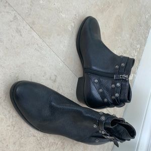 Nordstrom Halogen leather boot. Side zipper 1” block heel